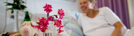 Frau auf Zimmer im Bett Frau auf Zimmer im Bett