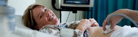 Frau bei Ultraschalluntersuchung Frau bei Ultraschalluntersuchung