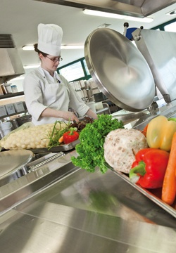 Küchenmitarbeiterin in Kantine