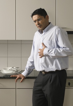 Mann mit Sodbrennen