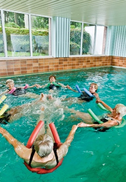 Seniorengruppe beim Wassertraining