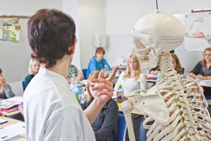 Unterricht am Skelett in der Gesundheits- und Krankepflegeschule Unterricht am Skelett in der Gesundheits- und Krankepflegeschule