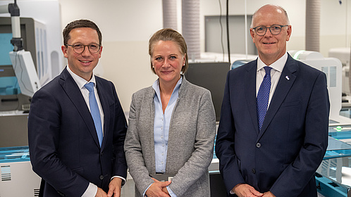 Auf dem Bild sehen sie von Links: Nds. Wissenschaftsminister Falko Mohrs, Medizinische Vorständin Prof. Dr. Andrea Morgner-Miehlke, Kaufmännischer Vorstand Rainer Schoppik
