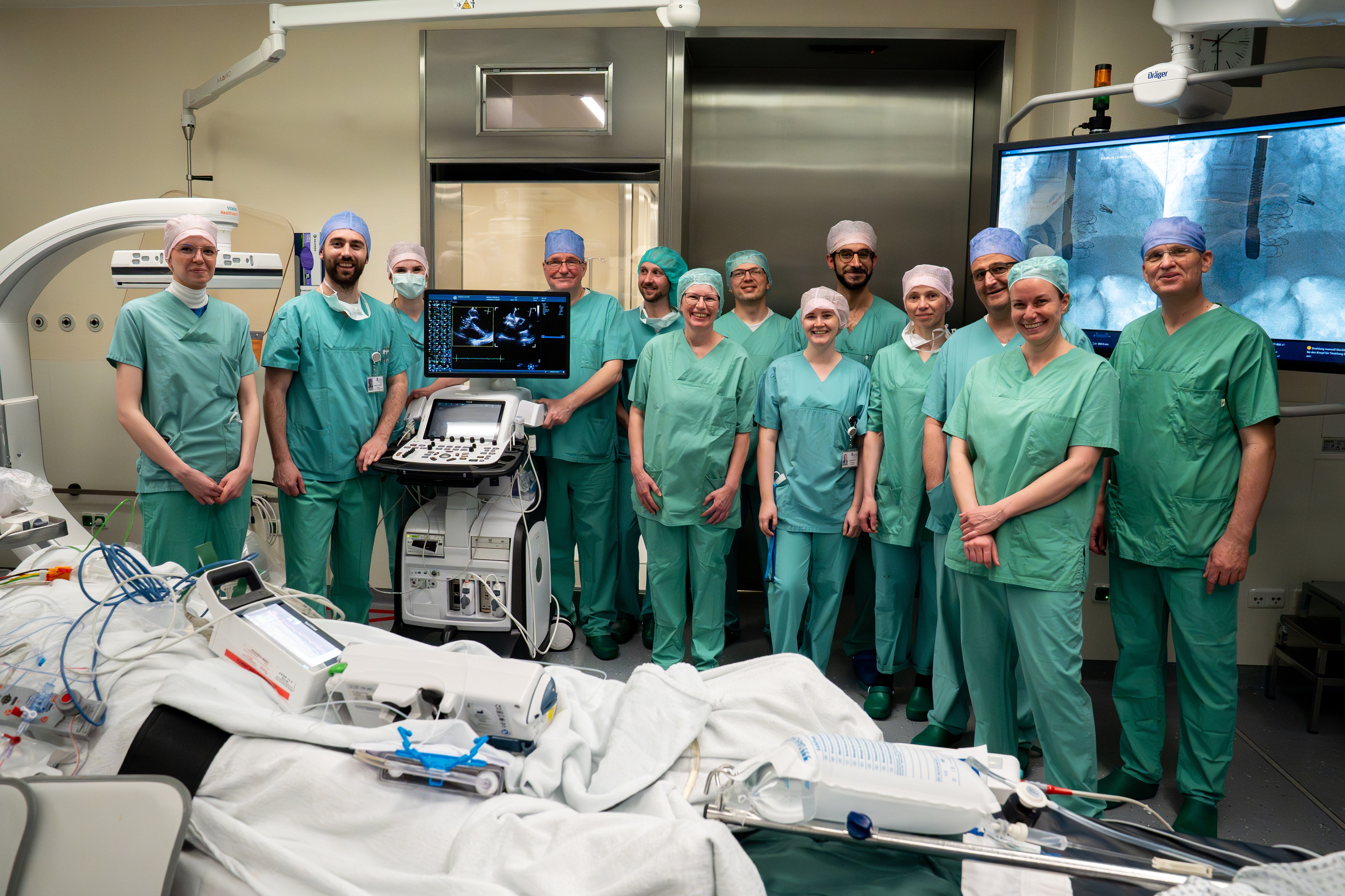 Prof. Dr. Albrecht Elsässer (rechts), Direktor der Universitätsklinik für Innere Medizin – Kardiologie  am Klinikum Oldenburg, und das Team im Hybrid-OP nach dem erfolgreichen Einsatz der Evoque Klappe. © KOL / Keno Filzmoser 