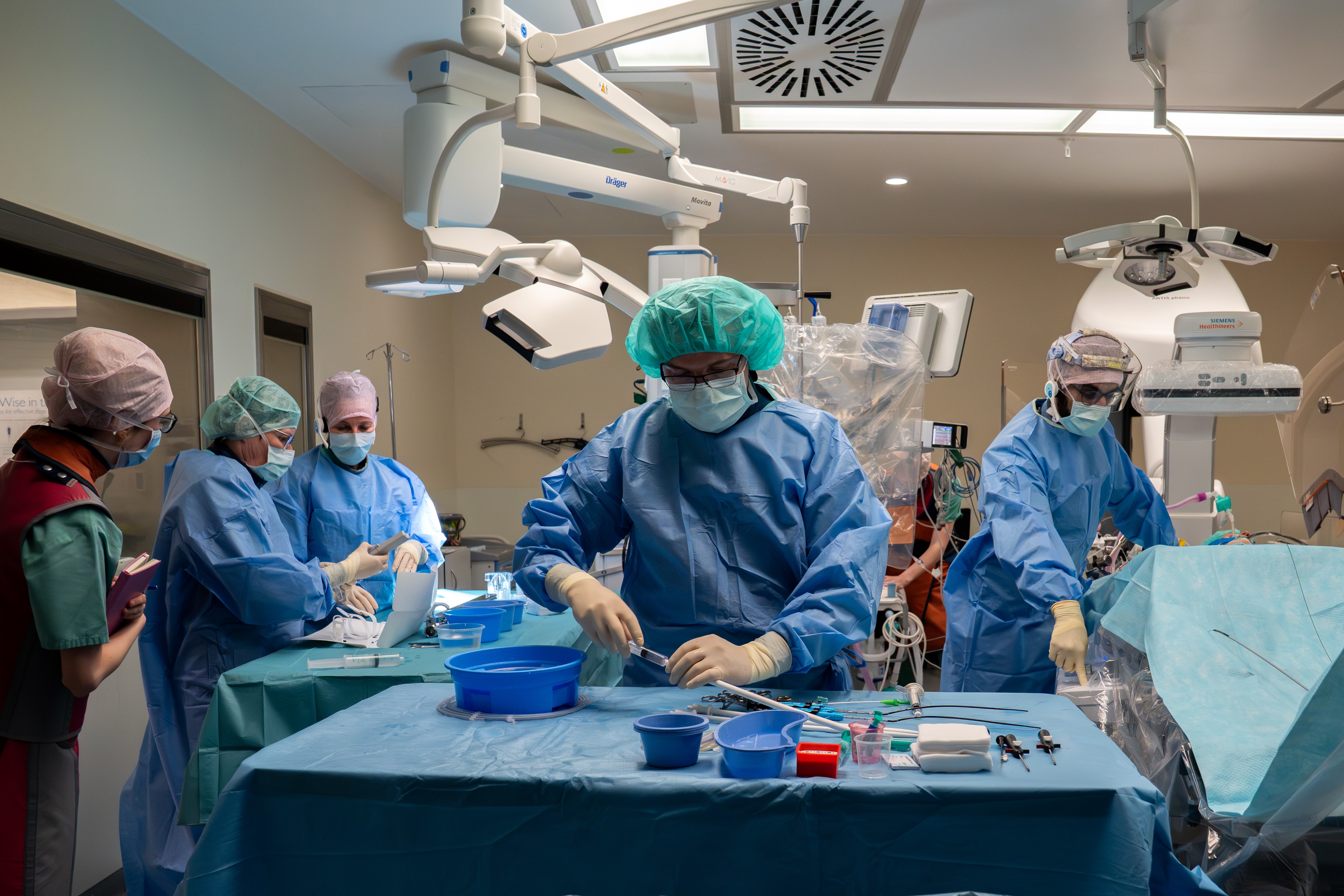 Die gefaltete Trikuspidalklappe schieben die Interventionalisten über einen schmalen Katheter durch  die Leiste bis zum Herzen. © KOL / Keno Filzmoser 